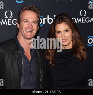 Cindy Crawford e ospite che festeggiano la proiezione del film "Hospital in the Sky" di Omega e Orbis International alla New York Historical Society 5 febbraio 2015 New York City, NY. Foto Stock