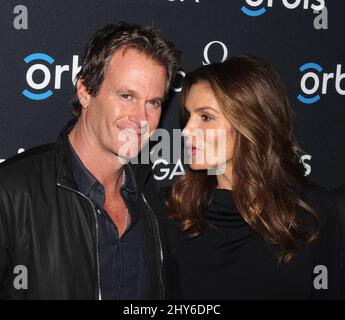 Cindy Crawford e ospite che festeggiano la proiezione del film "Hospital in the Sky" di Omega e Orbis International alla New York Historical Society 5 febbraio 2015 New York City, NY. Foto Stock