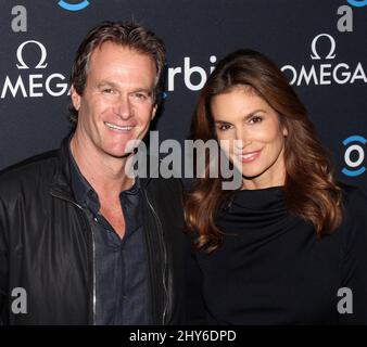 Cindy Crawford e ospite che festeggiano la proiezione del film "Hospital in the Sky" di Omega e Orbis International alla New York Historical Society 5 febbraio 2015 New York City, NY. Foto Stock