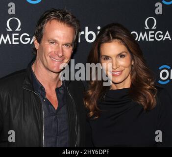 Cindy Crawford e ospite che festeggiano la proiezione del film "Hospital in the Sky" di Omega e Orbis International alla New York Historical Society 5 febbraio 2015 New York City, NY. Foto Stock