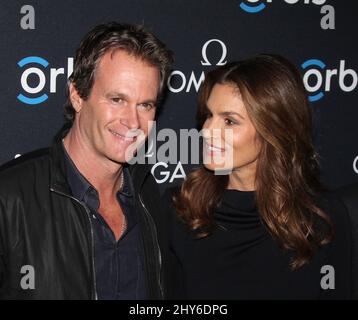 Cindy Crawford e ospite che festeggiano la proiezione del film "Hospital in the Sky" di Omega e Orbis International alla New York Historical Society 5 febbraio 2015 New York City, NY. Foto Stock