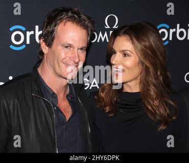 Cindy Crawford e ospite che festeggiano la proiezione del film "Hospital in the Sky" di Omega e Orbis International alla New York Historical Society 5 febbraio 2015 New York City, NY. Foto Stock