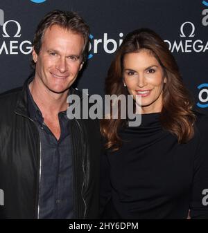 Cindy Crawford e ospite che festeggiano la proiezione del film "Hospital in the Sky" di Omega e Orbis International alla New York Historical Society 5 febbraio 2015 New York City, NY. Foto Stock