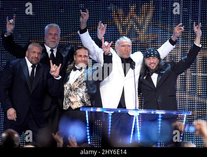 **FOTO DEL FILE** Scott Hall è passato via dopo essere stato tolto Life Support. New Orleans, la-Aprile 5 : WWE Superstars Triple H, Kevin Nash, Shawn Michaels. Razor Ramon e X-PAC of the Clique partecipano alla cerimonia di induzione della WWE Hall of Fame del 2014 presso lo Smoothie King Center il 5 aprile 2014 a New Orleans. Credito: Napolitano/MediaPunch Foto Stock