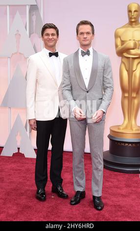 Neil Patrick Harris e David Burtka partecipano ai premi annuali 87th dell'Accademia tenuti al Dolby Theatre di Los Angeles, USA. Foto Stock