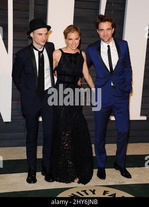 Tom Sturridge, Sienna Miller e Robert Pattinson partecipano al Vanity Fair Oscar Party, ospitato dall'editore Graydon carter, tenuto presso il Walis Annenberg Center for the Performing Arts di Los Angeles, California. Foto Stock