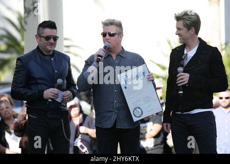 Jay DeMarcus, Gary LeVox, Joe Don Rooney di Rascal Flatts frequentando i Rascal Flatts Jump inizia la residenza con l'ingresso Grand all'Hard Rock Hotel & Casino di Las Vegas, USA. Foto Stock