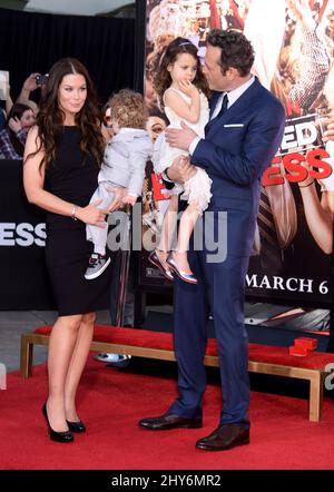 Vince Vaughn, Kyla Weber, Lochlyn Vaughn e Vernon Vaughn vince Vaughn riceve uno dei più alti riconoscimenti di Hollywood, egli metterà le sue impronte e impronte in cemento nel piazzale del TCL Chinese Theatre IMAX Foto Stock