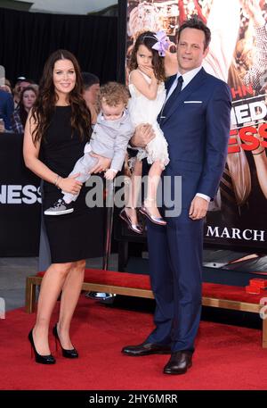 Vince Vaughn, Kyla Weber, Lochlyn Vaughn e Vernon Vaughn vince Vaughn riceve uno dei più alti riconoscimenti di Hollywood, egli metterà le sue impronte e impronte in cemento nel piazzale del TCL Chinese Theatre IMAX Foto Stock