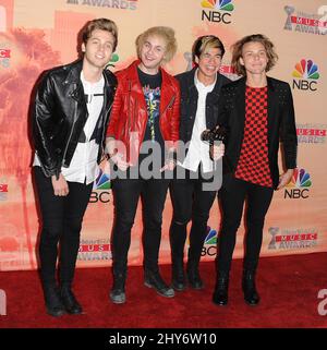 Calum Hood, Michael Clifford, Luke Hemmings, Ashton Irwin di "5 secondi d'estate" nella sala stampa dei 2015 iHeartradio Music Awards che si tengono presso il Shrine Auditorium Foto Stock