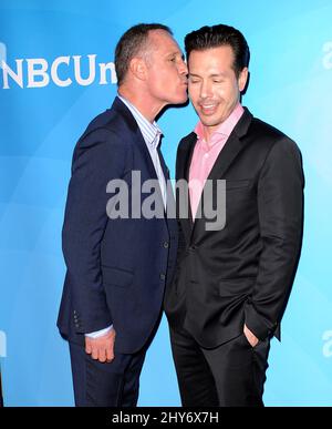 Jason Beghe, Jon Seda partecipa all'evento estivo della Giornata della Stampa di NBCUniversal, che si tiene presso il Langham Huntington Hotel and Spa di Pasadena, California Foto Stock