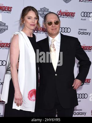 James Spader e Leslie Stefanson arrivano per la prima di Avengers: Age of Ultron al Dolby Theatre di Hollywood, Los Angeles il 13 aprile 2015. Foto Stock