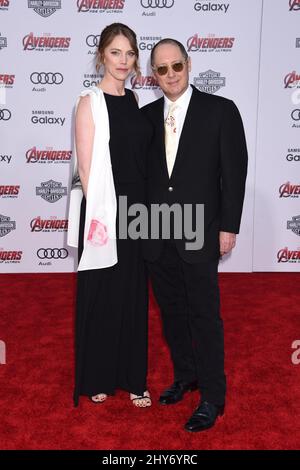 James Spader e Leslie Stefanson arrivano per la prima di Avengers: Age of Ultron al Dolby Theatre di Hollywood, Los Angeles il 13 aprile 2015. Foto Stock