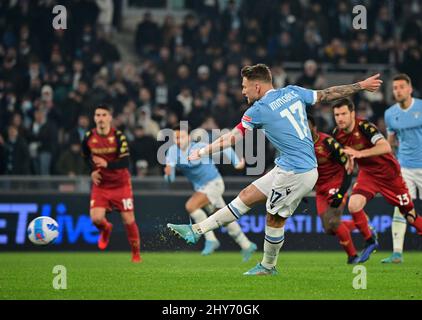 Roma, Italia. 14th Mar 2022. Ciro Immobile del Lazio tira un calcio di punizione durante una partita di calcio tra il Lazio e Venezia a Roma, 14 marzo 2022. Credit: Alberto Lingria/Xinhua/Alamy Live News Foto Stock