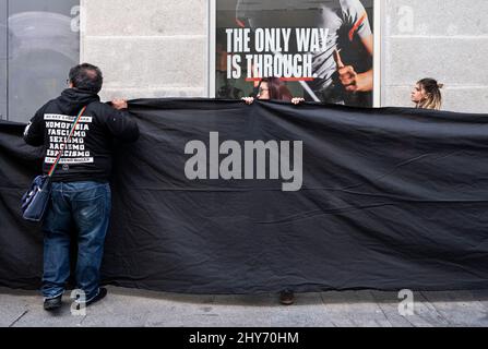 Madrid, Spagna. 13th Mar 2022. Gli attivisti del gruppo per i diritti degli animali AnimaNaturalis si preparano a dimostrare contro l'uso degli animali nell'industria del pelliccia a Madrid. Credit: SOPA Images Limited/Alamy Live News Foto Stock