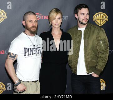 Tom Hardy, Charlize Theron e Nicholas Hoult frequentano il Warner Bros. CinemaCon 2015 tenuto al Caesars Palace di Las Vegas Foto Stock