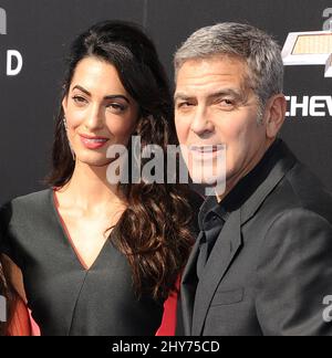 Amal Clooney, George Clooney che partecipa al 'Tomorrowland' World Premiere tenuto a Disneyland in Anaheim, California. Foto Stock