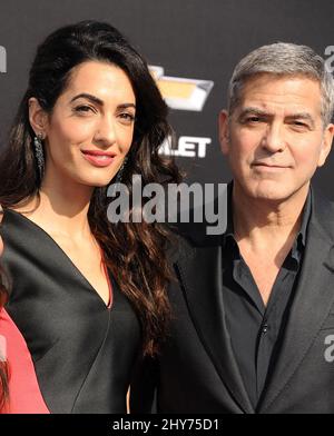 Amal Clooney, George Clooney che partecipa al 'Tomorrowland' World Premiere tenuto a Disneyland in Anaheim, California. Foto Stock