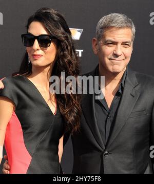 Amal Clooney, George Clooney che partecipa al 'Tomorrowland' World Premiere tenuto a Disneyland in Anaheim, California. Foto Stock