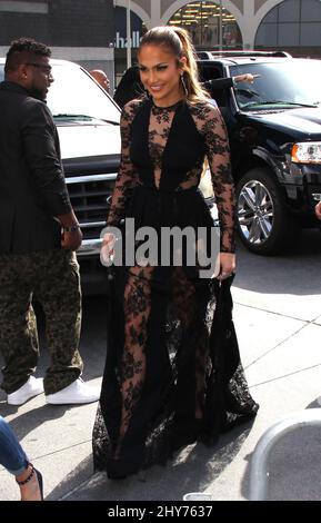 Jennifer Lopez arriva per l'American Idol XIV Grand finale al Dolby Theatre di Los Angeles. Foto Stock