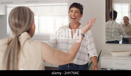 Guarda quanto sei bello. Sparato di una madre e di una figlia che si riuniscono. Foto Stock