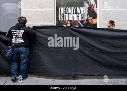 Madrid, Spagna. 13th Mar 2022. Gli attivisti del gruppo per i diritti degli animali AnimaNaturalis si preparano a dimostrare contro l'uso degli animali nell'industria del pelliccia a Madrid. (Foto di Miguel candela/SOPA Images/Sipa USA) Credit: Sipa USA/Alamy Live News Foto Stock