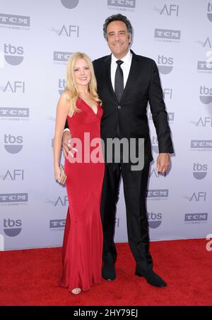 Brad Garrett, Isabella Quella, che partecipa al gala AFI Life Achievement Award in onore di Steve Martin Foto Stock