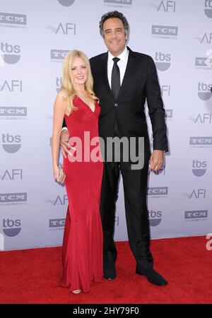 Brad Garrett, Isabella Quella, che partecipa al gala AFI Life Achievement Award in onore di Steve Martin Foto Stock