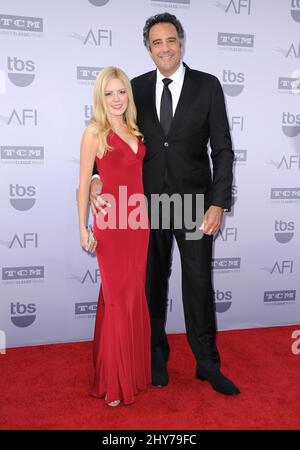 Brad Garrett, Isabella Quella, che partecipa al gala AFI Life Achievement Award in onore di Steve Martin Foto Stock