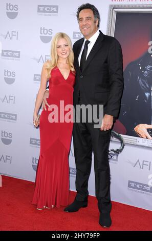 Brad Garrett, Isabella Quella, che partecipa al gala AFI Life Achievement Award in onore di Steve Martin Foto Stock