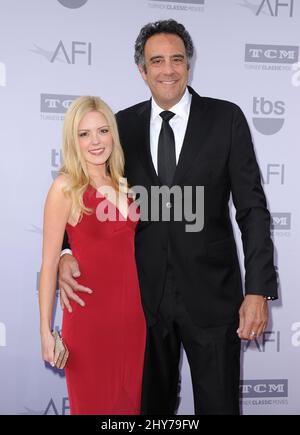 Brad Garrett, Isabella Quella, che partecipa al gala AFI Life Achievement Award in onore di Steve Martin Foto Stock