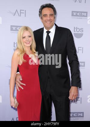 Brad Garrett, Isabella Quella, che partecipa al gala AFI Life Achievement Award in onore di Steve Martin Foto Stock