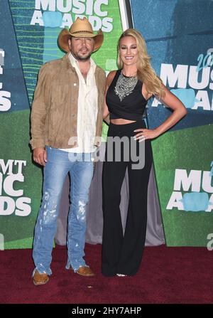 Jason Aldean e Brittany Kerr partecipano ai CMT Music Awards 2015 Foto Stock