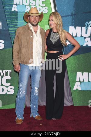 Jason Aldean e Brittany Kerr partecipano ai CMT Music Awards 2015 Foto Stock