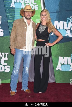 Jason Aldean e Brittany Kerr partecipano ai CMT Music Awards 2015 Foto Stock