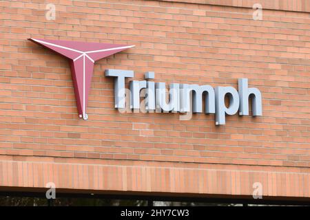 Redmond, WA, USA - 13 marzo 2022; firma per Triumph Aerospace su una parete in mattoni rossi con logo presso la sede di Redmond Ridge nel sobborgo di Seattle Foto Stock