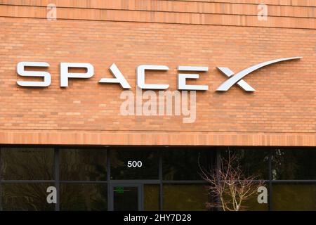 Redmond, WA, USA - 13 marzo 2022; Sign on a mattone wall at the SpaceX Facility on Redmond Ridge in Redmond Washington, un sobborgo a est di Seattle. Foto Stock