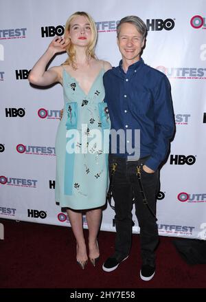 Elle Fanning, John Cameron Mitchell in arrivo per l'Outfest 2015 di Los Angeles LGBT Film Festival apertura Night Gala di 'TIG' tenuto al Teatro Orpheum di Los Angeles. Foto Stock