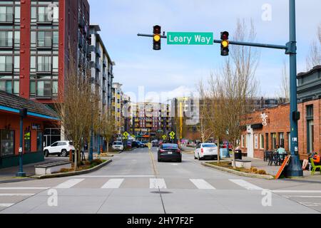Redmond, WA, USA - 13 marzo 2022; vista lungo Cleveland Street da Leary Way nel centro di Redmond con l'indicazione stradale e il semaforo su giallo Foto Stock