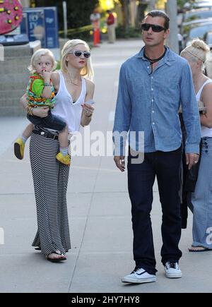 31 marzo 2011 Los Angeles, CA. Gwen Stefani, il marito Gavin Rossdale e il figlio Zuma Rossdale Celebrity Wighting - Gwen Stefani e la famiglia cena Data al BOA Steakhouse. Foto Stock