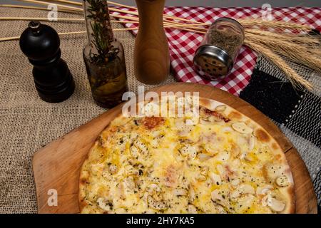 Funghi brasiliani, formaggio e pizza origano, vista dall'alto Foto Stock