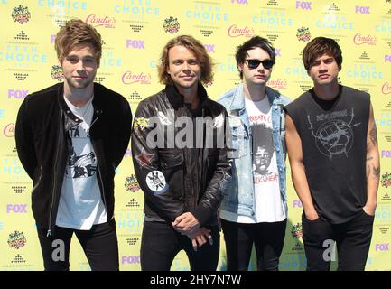 Luke Hemmings, Ashton Irwin, Michael Clifford, Calum Hood e 5 secondi d'estate arrivano per i Teen Choice Awards al Galen Center domenica 16 agosto 2015 a Los Angeles. Foto Stock