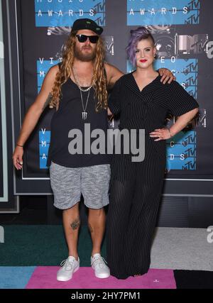 Kelly Osbourne arriva sul tappeto rosso al MTV Video Music Awards 2015, al Microsoft Theatre di Los Angeles. Foto Stock