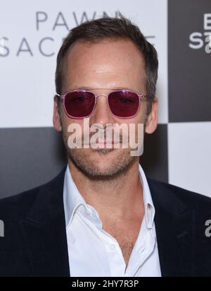 Peter Sarsgaard arriva per la prima di Pawn Sacrifice che si tiene presso l'Harmony Gold Theatre di Los Angeles. Foto Stock