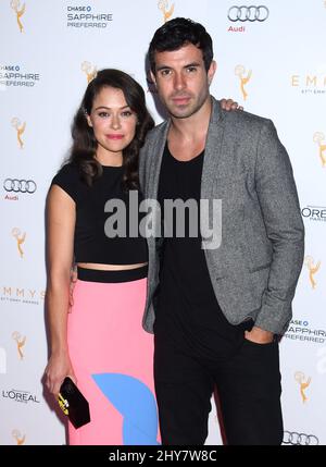 Tatiana Maslany e Tom Cullen in arrivo all'Emmy Awards 67th della Television Academy, ricevimento Performers Nominee tenuto a Spectra da Wolfgang Puck al Pacific Design Center Foto Stock