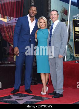 Michael Strahan, Kelly Ripa e Michael Gelman presero la cerimonia della stella della camminata di Hollywood di Kelly Ripa Foto Stock