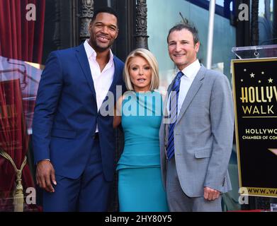 Kelly Ripa, Michael Strahan e Michael Gelman partecipa alla cerimonia della stella della camminata di Hollywood di Kelly Ripa del Fame Foto Stock