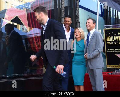 Joel McHale, Kelly Ripa, Michael Strahan & Michael Gelman partecipa alla cerimonia della stella di Kelly Ripa Hollywood Walk of Fame Foto Stock