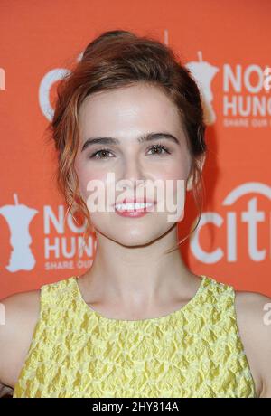 Zoey Deutch frequenta la cena no Kid Hungry Benefit al Four Seasons Hotel, Los Angeles, California, USA. Foto Stock