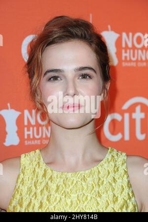 Zoey Deutch frequenta la cena no Kid Hungry Benefit al Four Seasons Hotel, Los Angeles, California, USA. Foto Stock